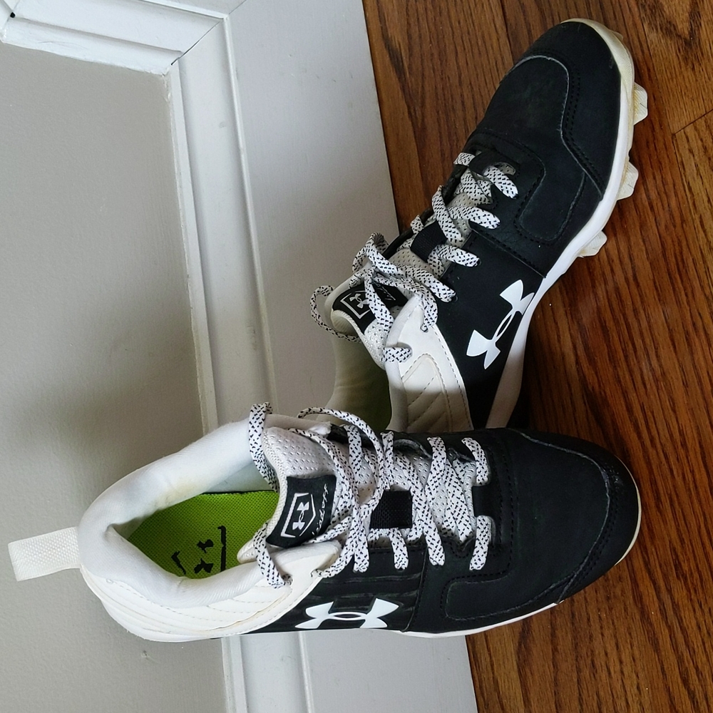 Baseball cleats